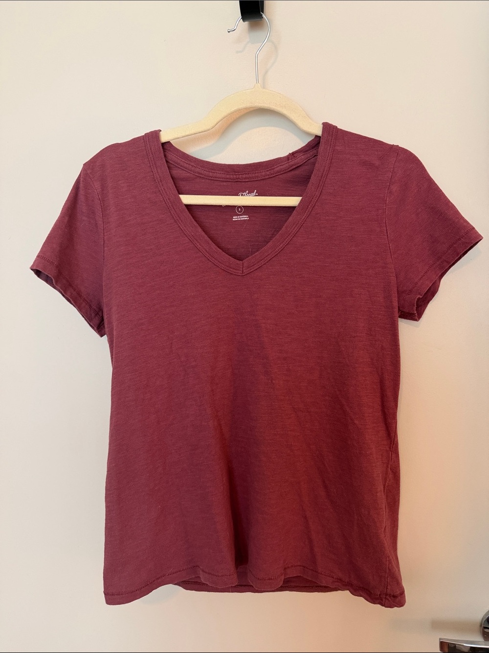 Universal Thread Women's 100% Cotton V-Neck Short Sleeve Tee - Burgundy